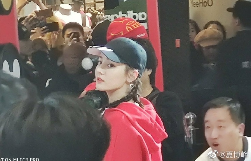 anh khong chinh sua cua Dich Le Nhiet Ba anh 1