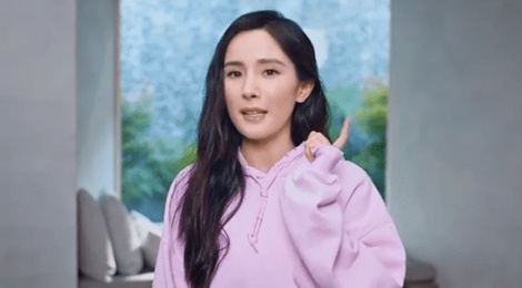 Duong Mich di tan trang nhan sac luc nua dem hinh anh