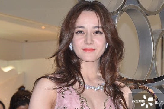 Ban be tiet lo chuyen tinh cam cua Dich Le Nhiet Ba hinh anh