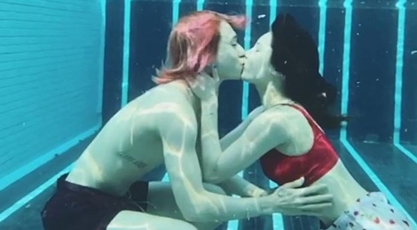 HyunA dang video hon ban trai duoi nuoc hinh anh