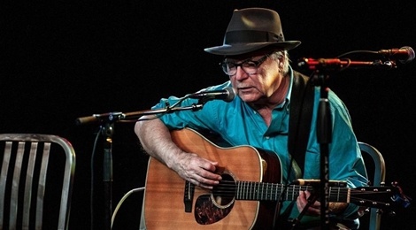 Ca si My qua doi khi dang bieu dien tren san khau hinh anh