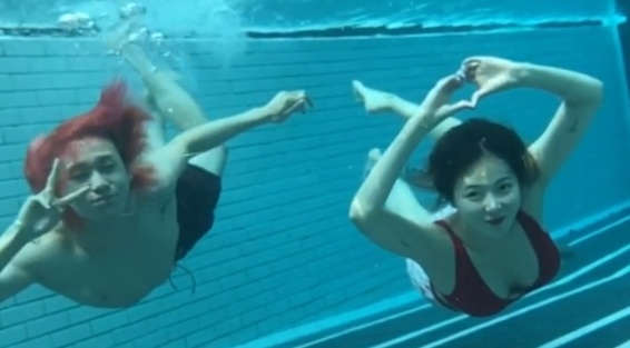 HyunA goi cam, hon ban trai duoi nuoc hinh anh