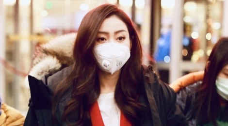 Nghe si Trung Quoc deo khau trang di ghi hinh vi so virus viem phoi hinh anh