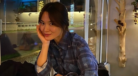 Song Hye Kyo don nam moi vui ve ben ban be hinh anh