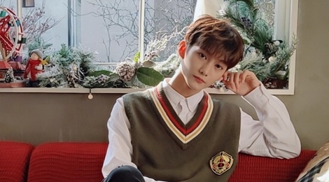 Gia canh ban han cua nam ca si bi bat vi lua ban khau trang hinh anh