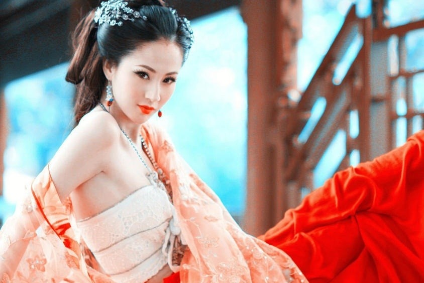 Nu dien vien ‘Nhuc bo doan 3D’ vuot len lam giau sau tai tieng hinh anh