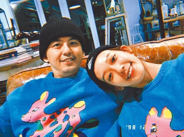 Hoang Tu Giao ket hon voi ban gai kem 19 tuoi anh 2