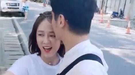 Ban trai kem 9 tuoi hon Tran Kieu An tren pho hinh anh