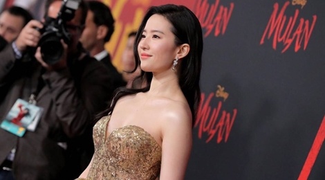 Luu Diec Phi dien vay cup nguc tren tham do hinh anh