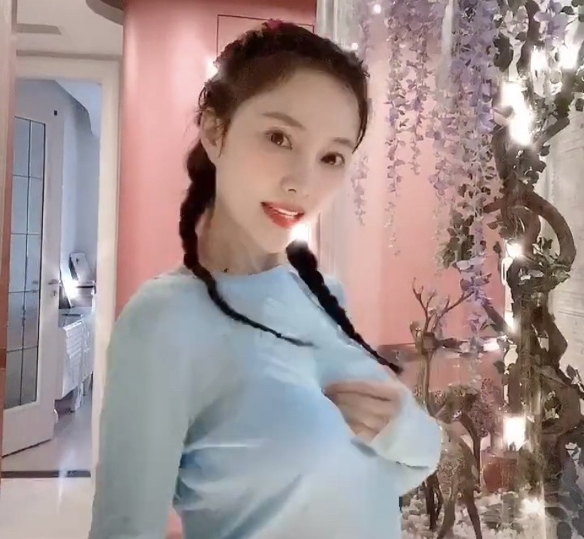 Ly Tieu Lo nhay goi cam hinh anh