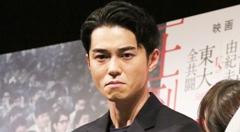 Tai tu Nhat Ban cui dau xin loi vi ngoai tinh hinh anh