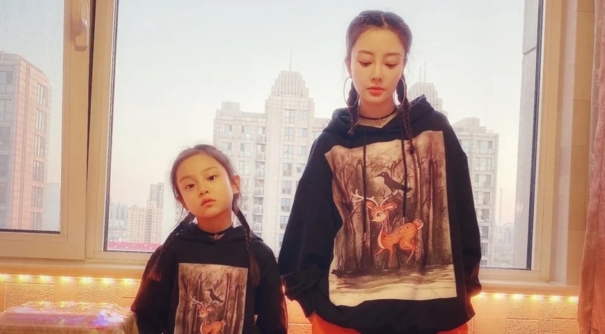 Ly Tieu Lo ban quan ao cung con gai hinh anh