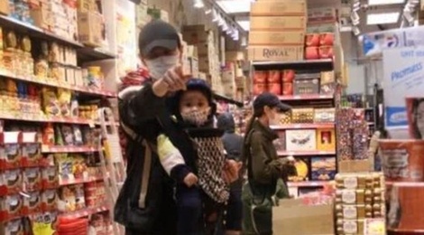 Trinh Gia Dinh kho chiu vi bi deo bam hinh anh