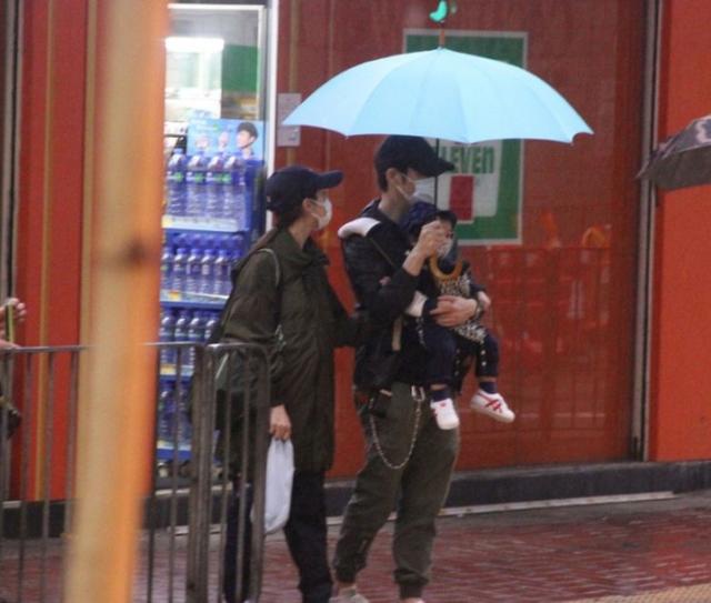 Trinh Gia Dinh tuc gian vi bi chup anh anh 2