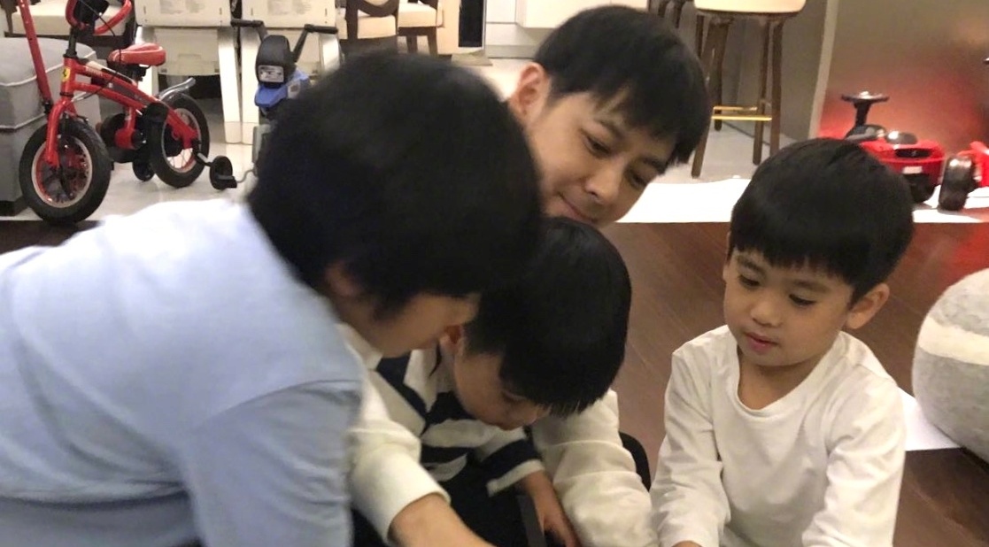 Lam Chi Dinh day 3 con trai lam viec nha hinh anh