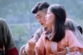 My nhan Trung Quoc bi quay roi ngay truoc ong kinh hinh anh