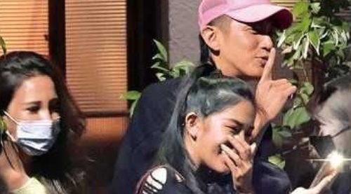 Kha Chan Dong di bar xuyen dem voi nhieu nguoi dep bat chap dich benh hinh anh