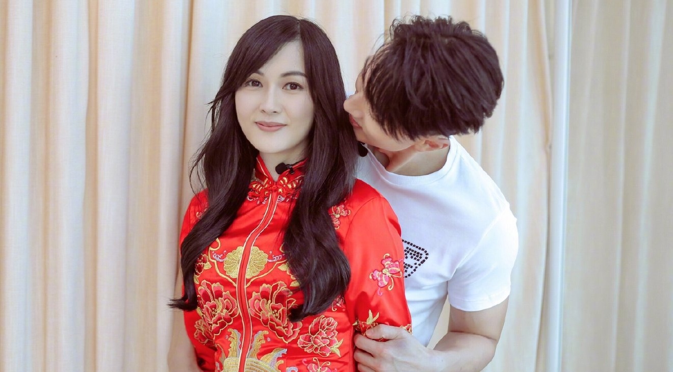 Ngo Ton lan dau dua vo di thu vay cuoi sau 16 nam ket hon hinh anh