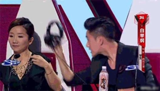 Tran Khon nem tai nghe vao Ta Dinh Phong khien nam ca si tuc gian hinh anh