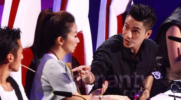 Tran Khon quat thao va nem tai nghe vao Ta Dinh Phong hinh anh