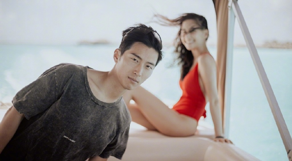 Ai nu ty phu song bai ben ban trai sau song gio tinh cam hinh anh