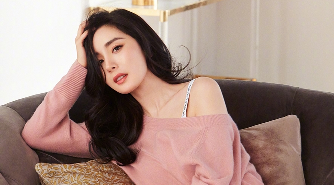 Duong Mich ban 40.000 doi dep trong mot giay hinh anh