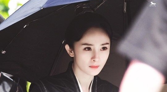 Duong Mich bi chi trich vi nem o cho tro ly hinh anh