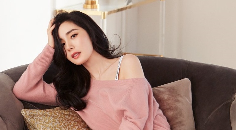 Dien mot giau quan, Duong Mich bi chup len phan cam hinh anh