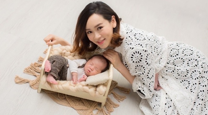 ‘Hoa hau di hat quan bar’ lan dau lo dien sau khi sinh con hinh anh