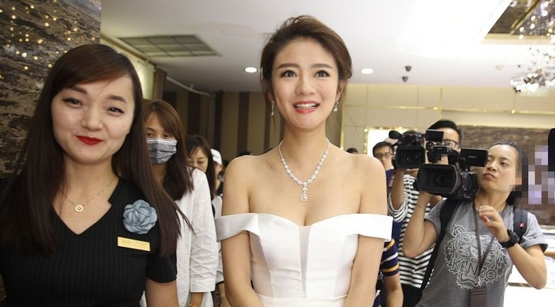 An Di Hien mang thai con thu 2 o tuoi 40 hinh anh