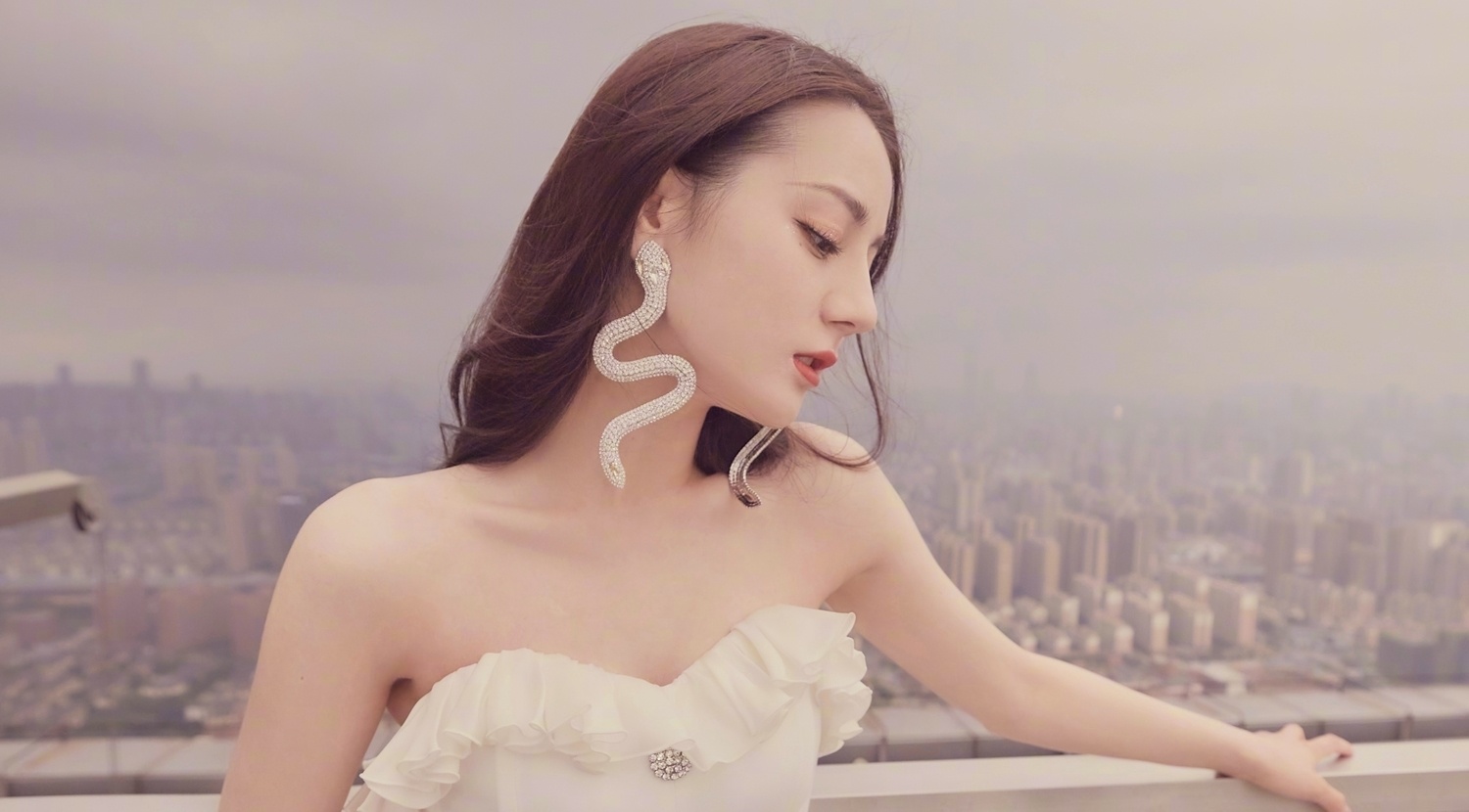 Fan cuong bi bat giam vi cau hon Dich Le Nhiet Ba tren san khau hinh anh