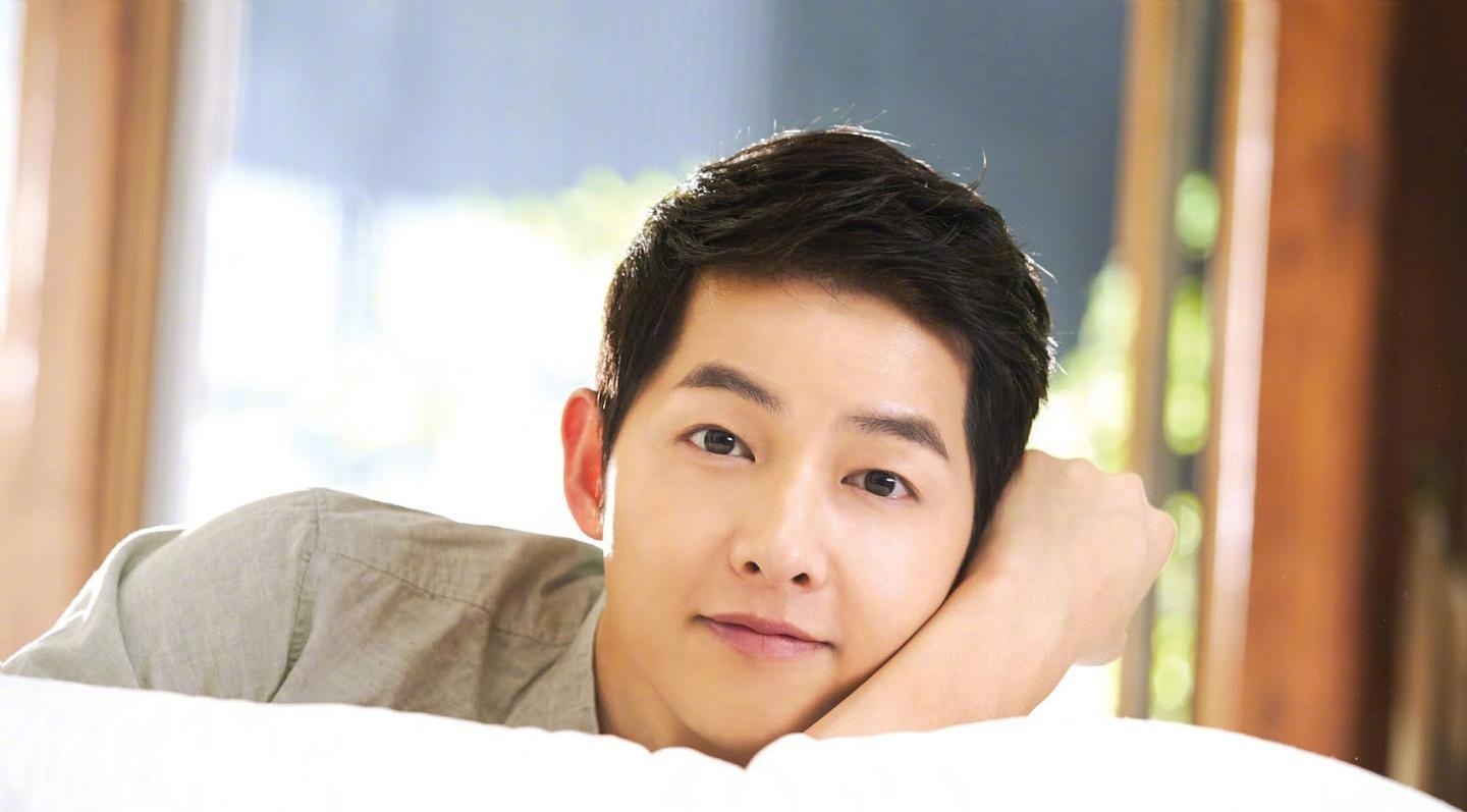 Song Joong Ki hen ho nu luat su? hinh anh