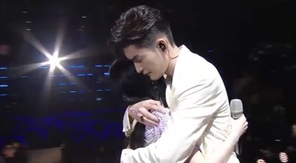 Truong Han tinh cam voi Cuc Tinh Y tren san khau hinh anh