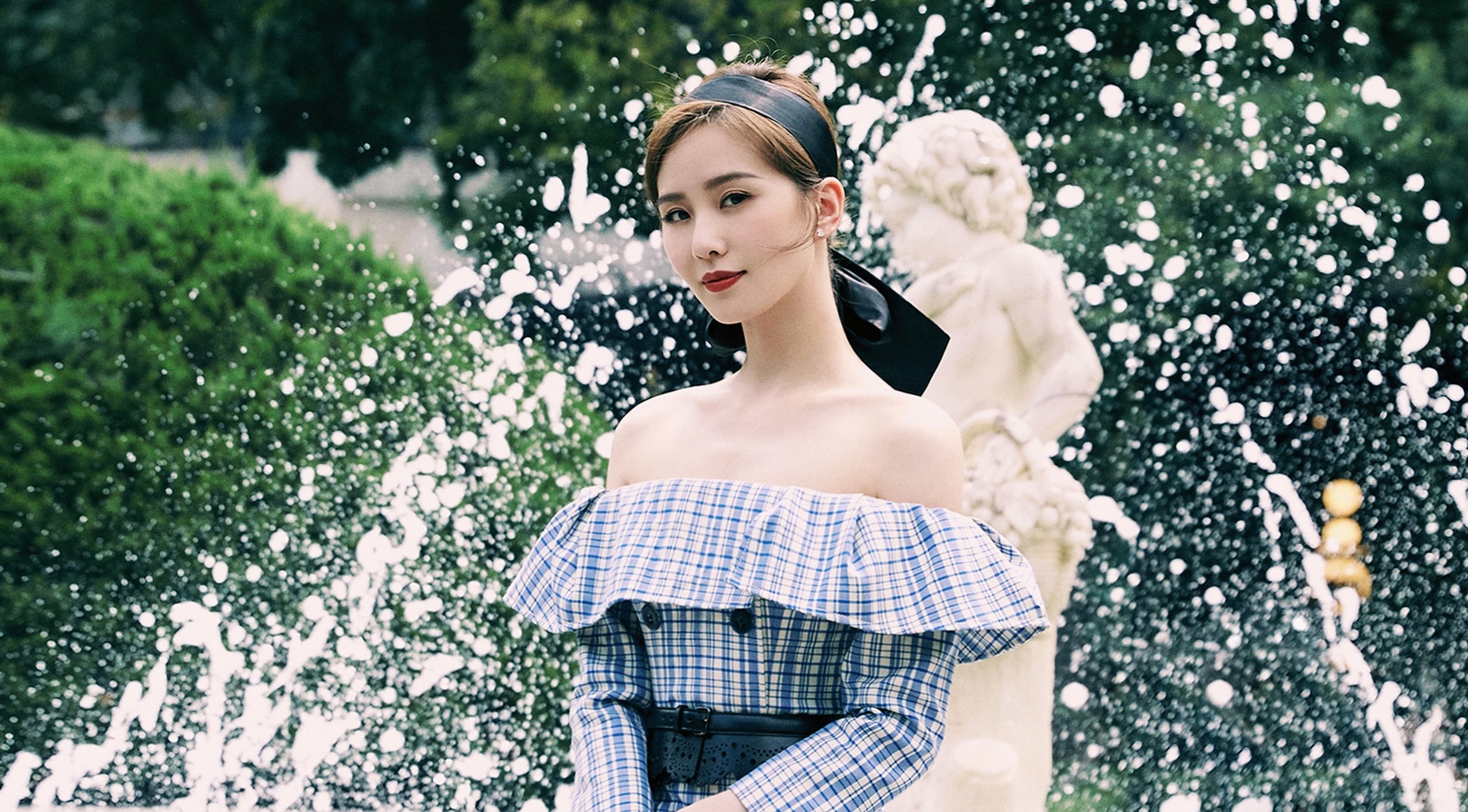 Luu Thi Thi khoe vai tran anh 2