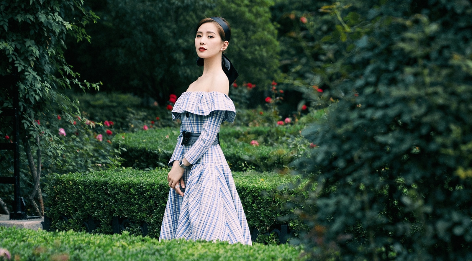 Luu Thi Thi khoe vai tran anh 4