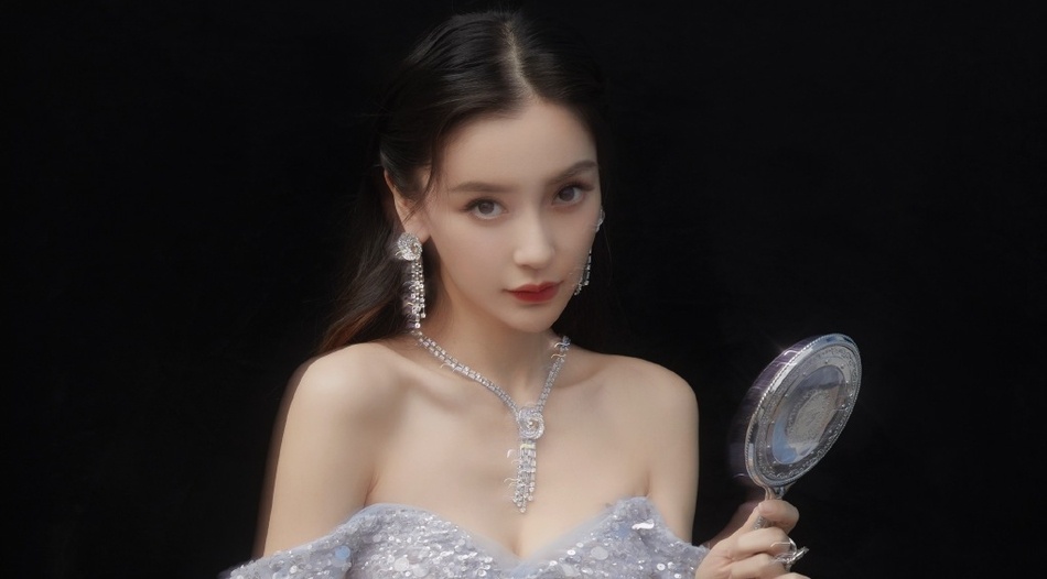 Dien vay ngan, Angelababy bi quay len video phan cam hinh anh