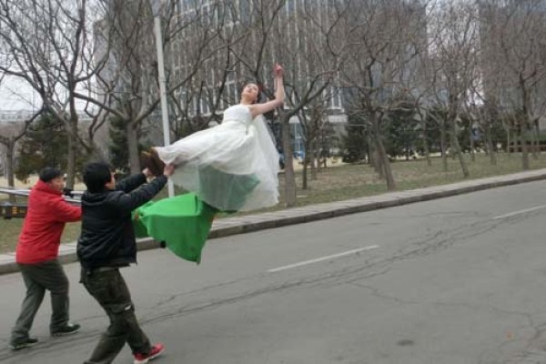 Canh tai nan xe hoi phi logic khien khan gia bat cuoi hinh anh