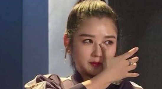 Ha Khiet chat vat sau chia tay Thich Tieu Long va lo chuyen ngoai tinh hinh anh