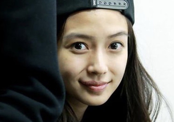 Angelababy tu choi chup anh khi de mat moc hinh anh