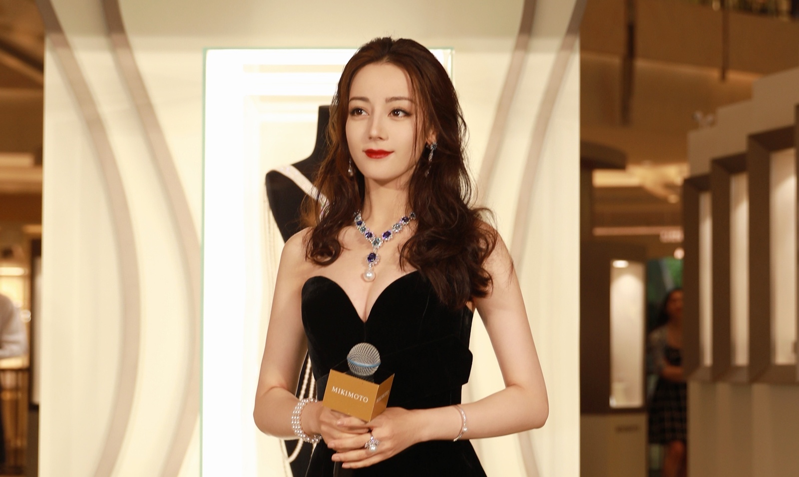 Dich Le Nhiet Ba goi cam anh 1