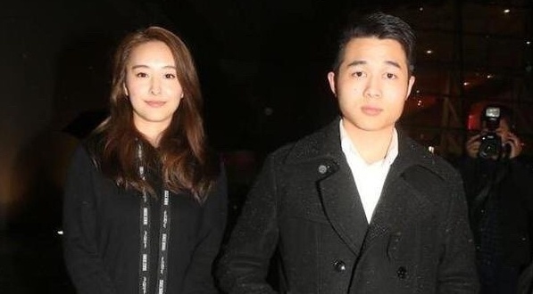 Con trai 'vua song bac Macau' van hen ho ban gai khi dang le tang cha hinh anh