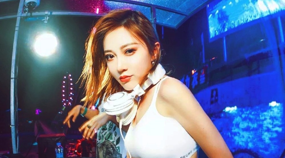 Cuoc song ve dem va nhung cam do vay quanh nu DJ Trung Quoc hinh anh