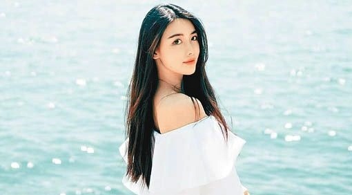 Hot girl chen chan vao gia dinh thieu gia song bac Ha Du Khai hinh anh