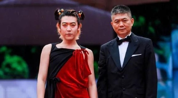 Nam nghe si Trung Quoc mac lo lang tren tham do hinh anh