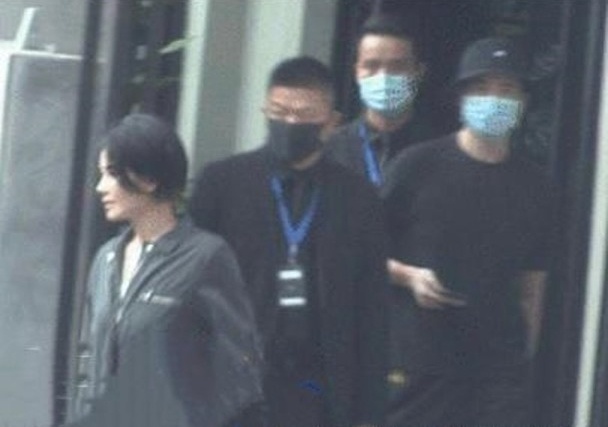 Vuong Phi thue 4 ve si anh 1