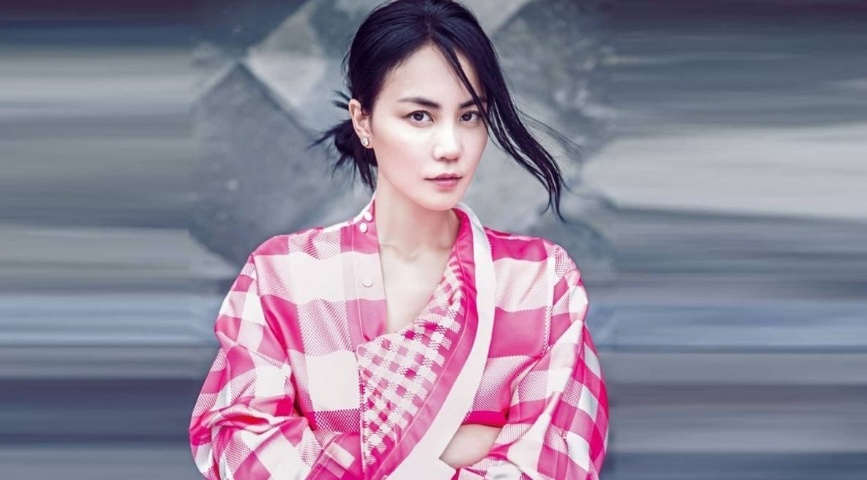 Vuong Phi bi che khi xuong pho voi 4 ve si hinh anh