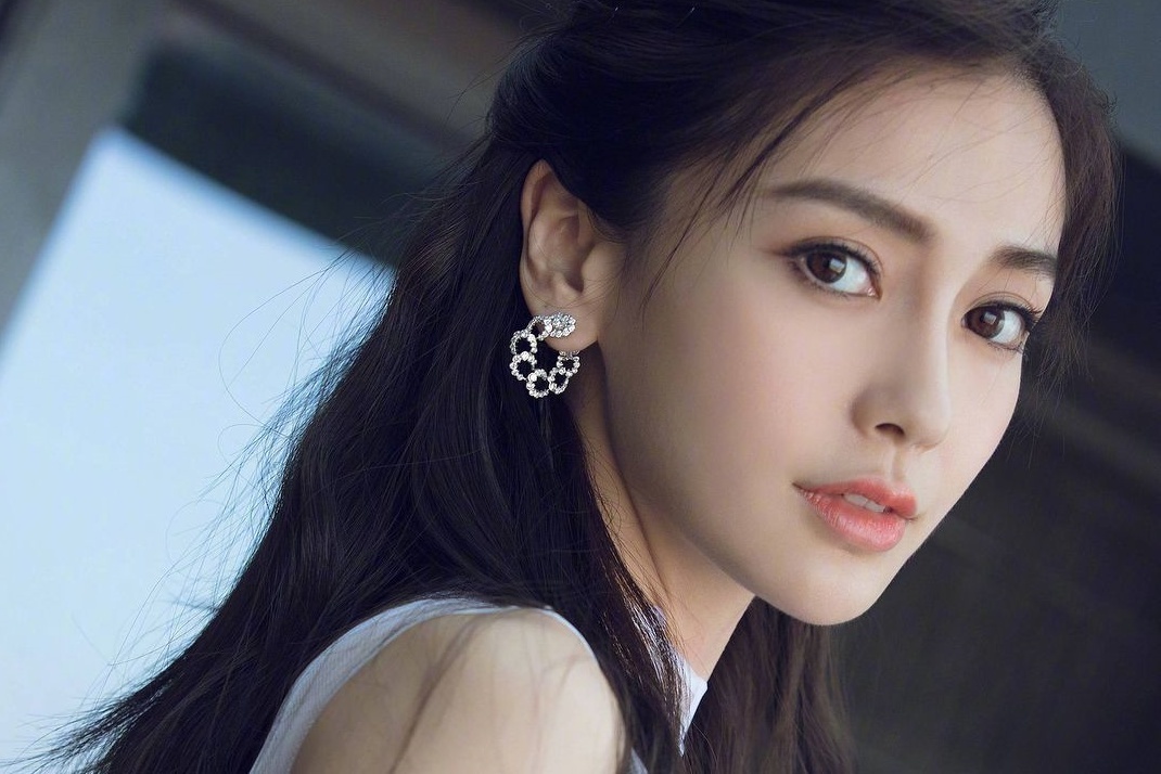 Canh Angelababy khoc gay tranh cai hinh anh