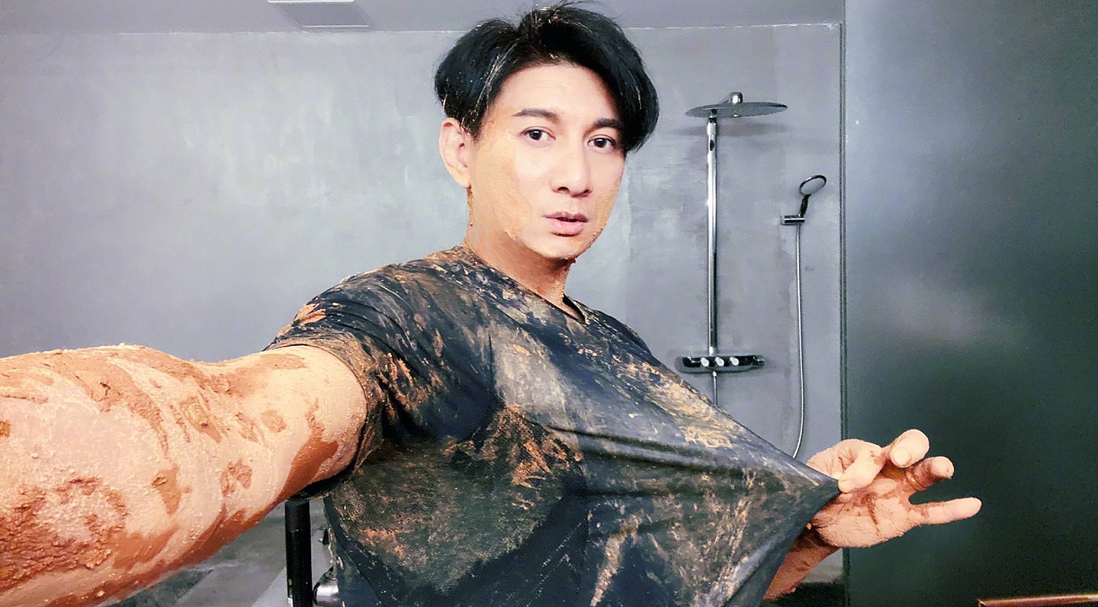 Ngo Ky Long bi 7 bao ve bat giu nham hinh anh