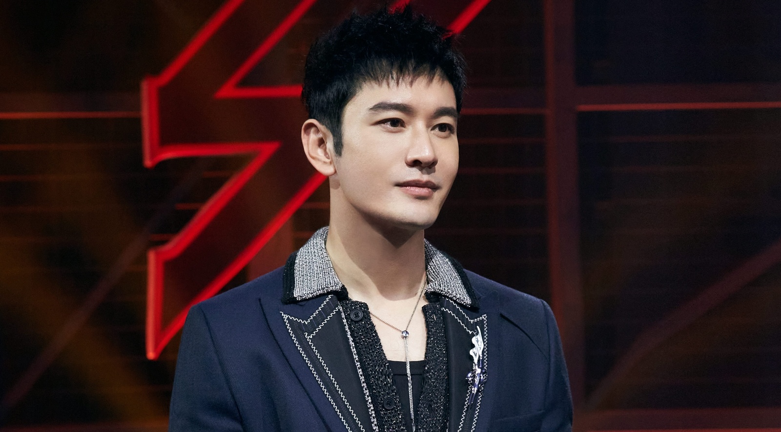 Huynh Hieu Minh van dung cuoi khi den san khau tat hinh anh