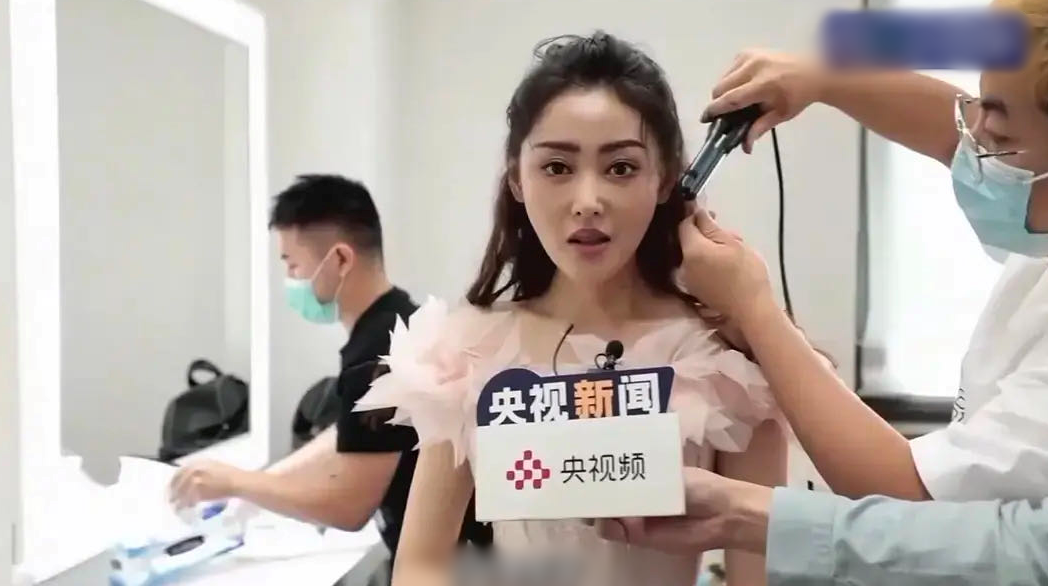 Duong Tu do sac Dich Le Nhiet Ba anh 8